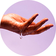 Uma mao a segurar um liquido transparente