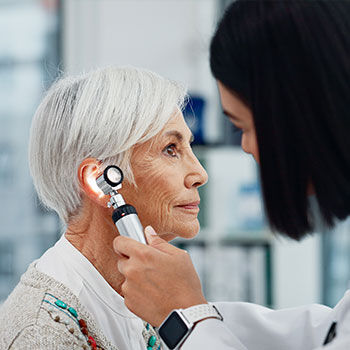 Mulher a realizar um teste de audiologia