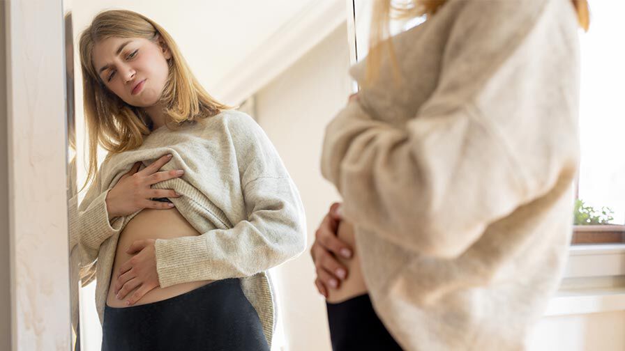 mulher com incha&ccedil;o abdominal durante a menstrua&ccedil;&atilde;o