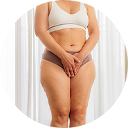 mulher a tapar a sua zona intima com as m&atilde;os