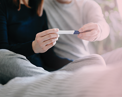 Casal ver o resultado de um teste de gravidez